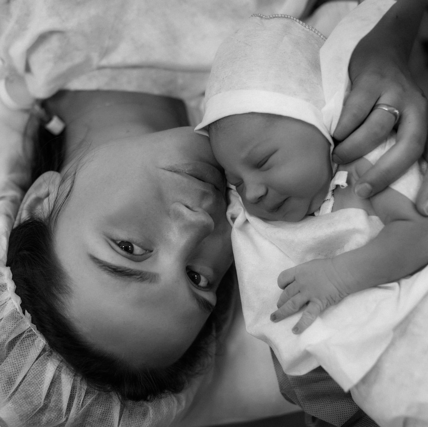 Кот і Татарінцева вперше показали новонароджену донечку: зворушливі чорно-білі кадри